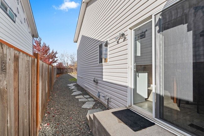 Building Photo - Liberty Lake 4 Bed 2 Bath Home that has been nicely updated