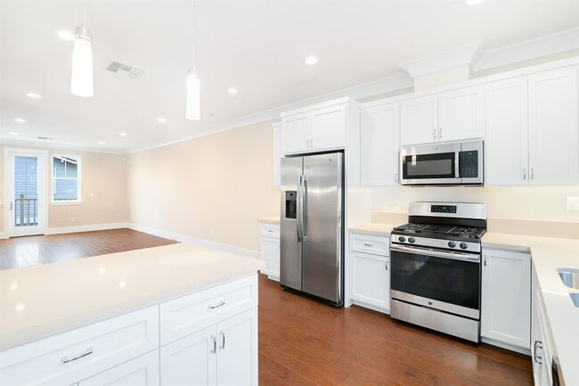 Building Photo - NEWER HOME -4 BED, 3.5 BATHS, 2 CAR GARAGE DOWNTOWN LIVING