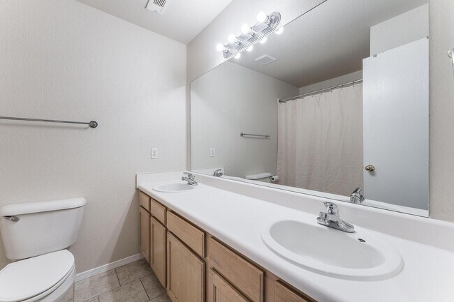 Building Photo - Milliken Duplex