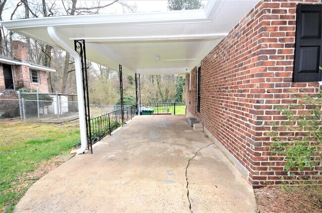 Building Photo - 1009 N Hills Dr