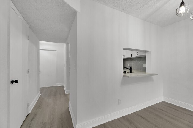 Building Photo - 904 Banks Rd