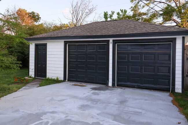 Building Photo - 9613 Westview Dr