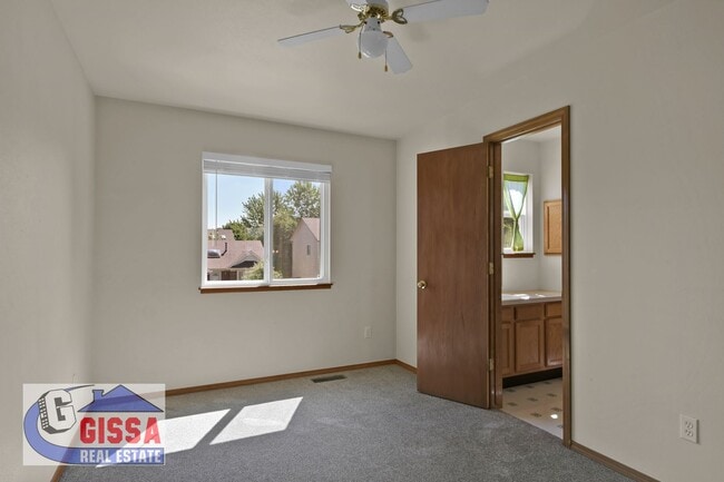 Building Photo - Beautiful home with views of Pikes Peak!