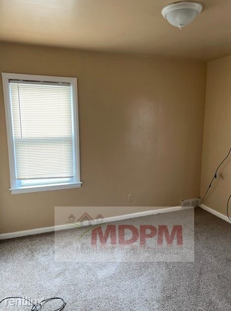 Building Photo - 3 br, 1 bath House - 18261 Stahelin Ave