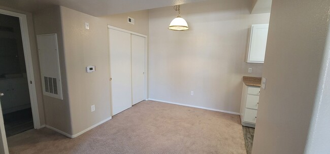 Building Photo - SPACIOUS ONE BEDROOM IN SEVEN HILLS