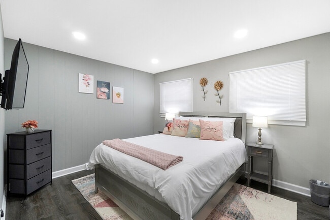 Building Photo - 570 E Higgins Rd