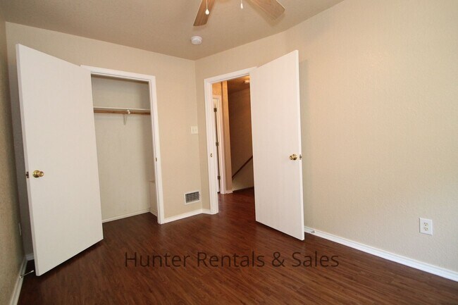 Building Photo - Fall Move!