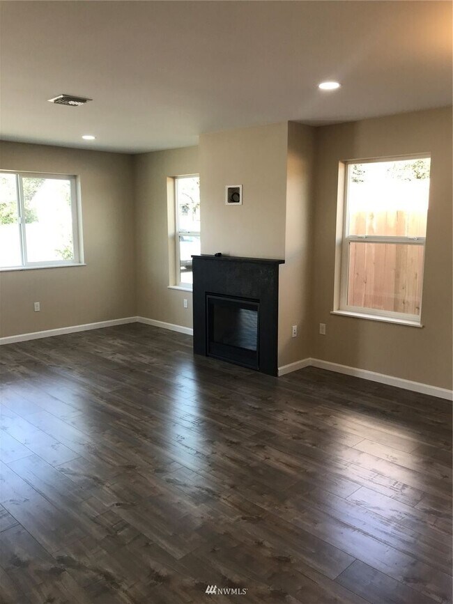 Building Photo - 3-Bedroom Home with Garage and Fenced Yard...