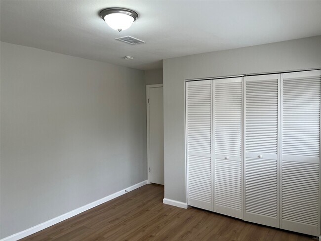 Building Photo - 65 Yewleaf Rd