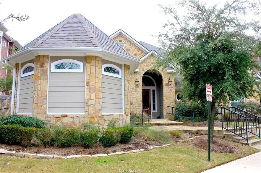 Building Photo - 305 Holleman Dr E