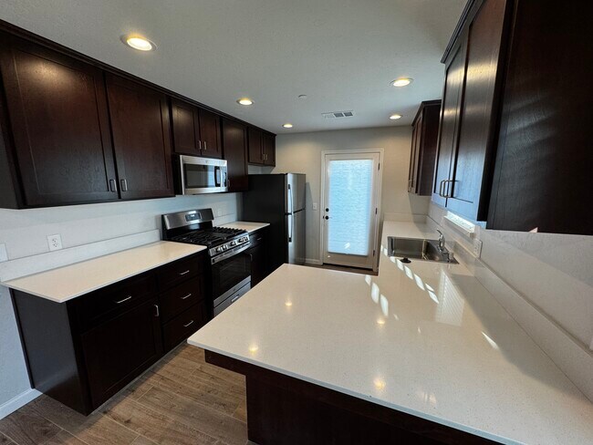 Building Photo - 2426 Oakmont Cir