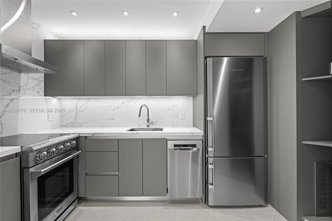 Building Photo - 999 Brickell Bay Dr