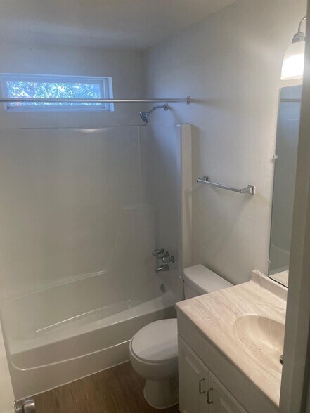 Building Photo - 5104 W Esplanade Ave