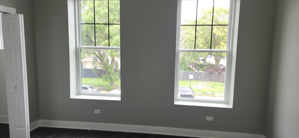 Building Photo - 1023 E 45th St