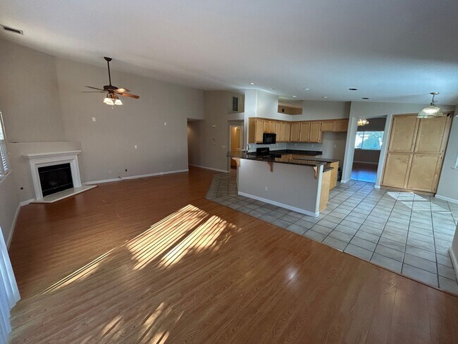 Building Photo - Beautiful 4 Bedroom, 2.5 Bath Deer Valley ...