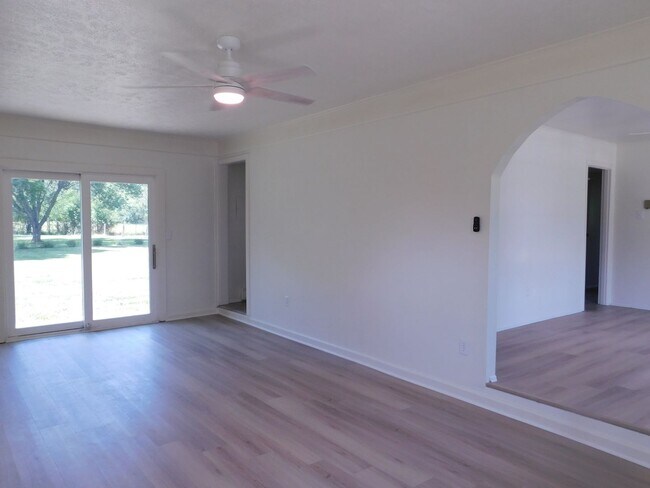 Building Photo - Price Reduced!!! $1950/Month