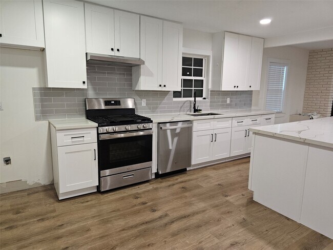 Building Photo - 6446 Brookside Dr