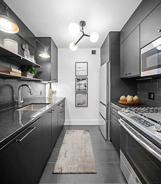 Building Photo - 516 W 47th St
