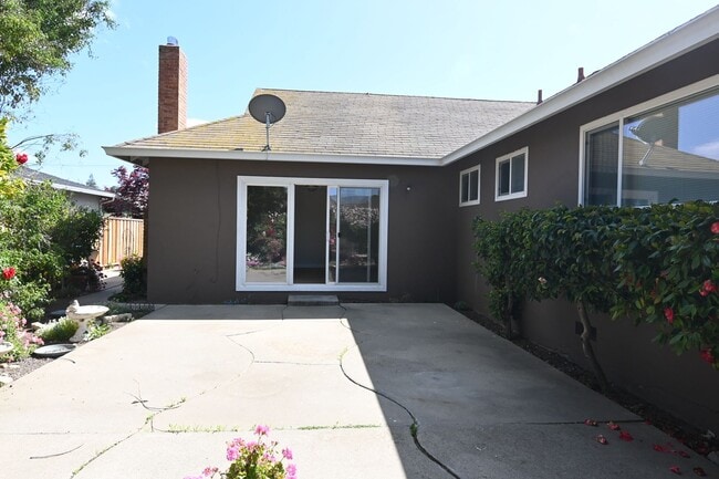 Building Photo - Beautiful home with AC in PRIME Santa Clara location - 3 bd / 2 bath coming soon!
