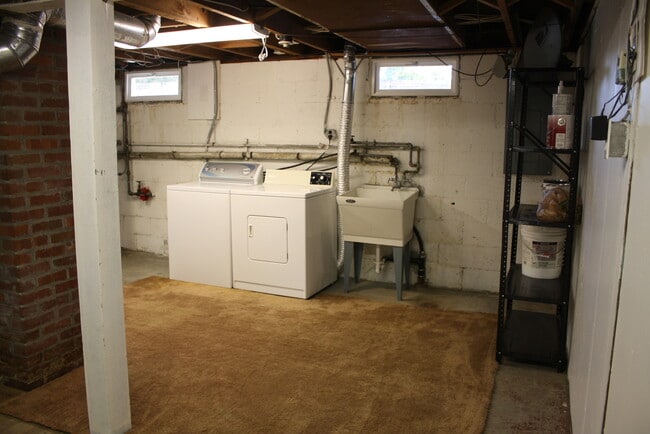 Building Photo - 2 Blocks from the river!!