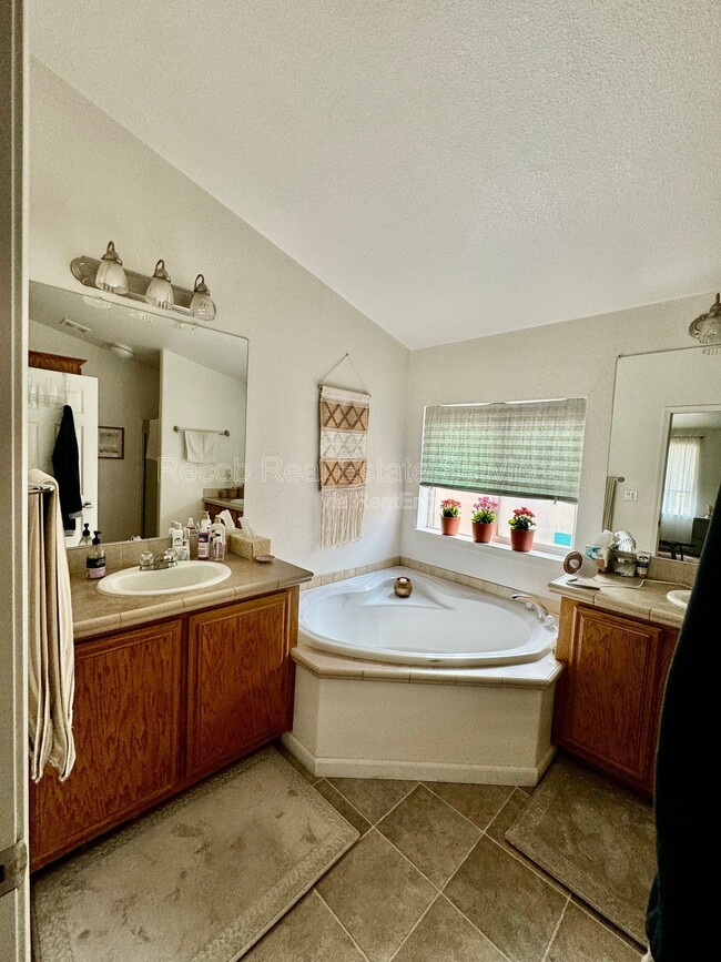 Building Photo - 580 Silverbrook Dr