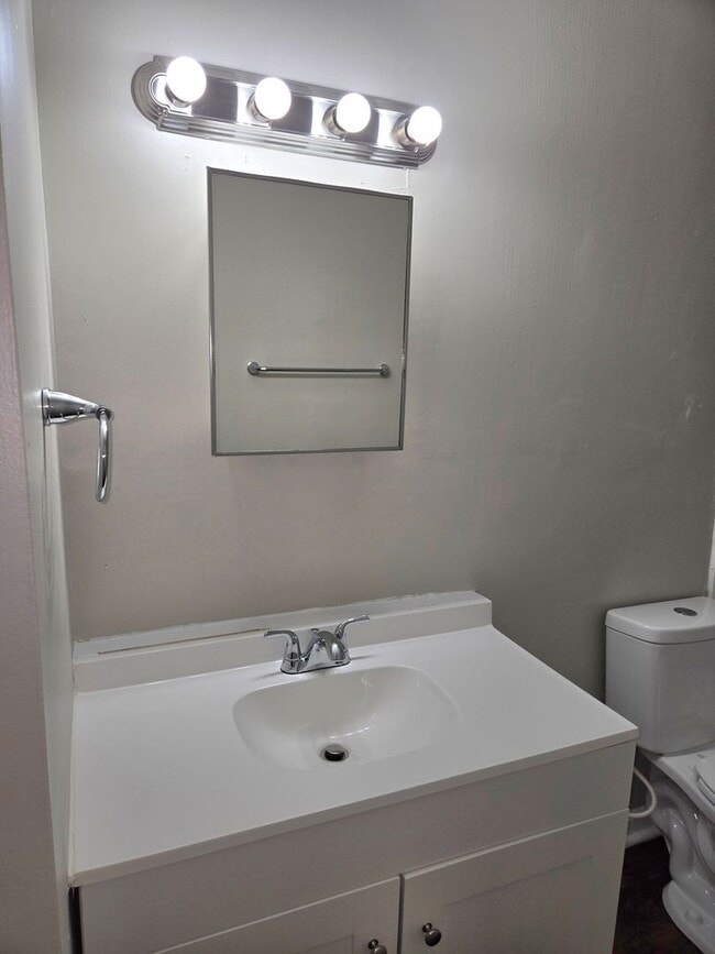 Building Photo - Move In Ready!!