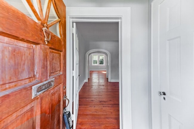 Building Photo - Charming All-Brick Home in Prime Charleston Location