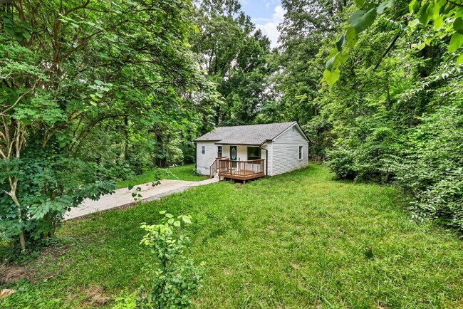 Building Photo - Charming 2-bed 1-bath home minutes from shopping, APSU, and dining.