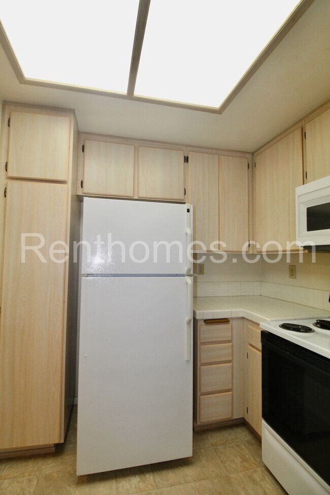Building Photo - 510 Camino De La Reina