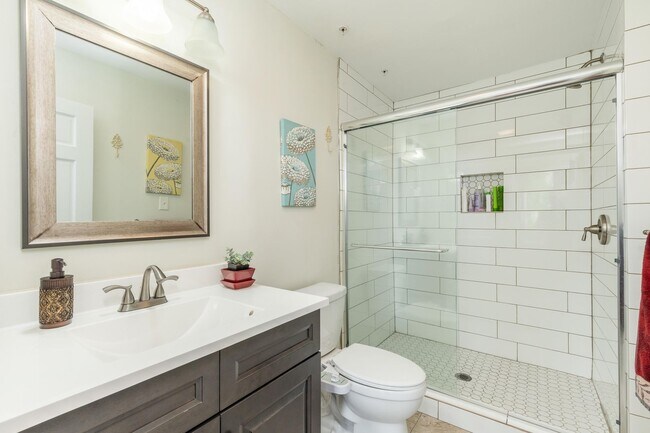 Building Photo - Stunning, Chic 2-Bedroom Apartment in the ...