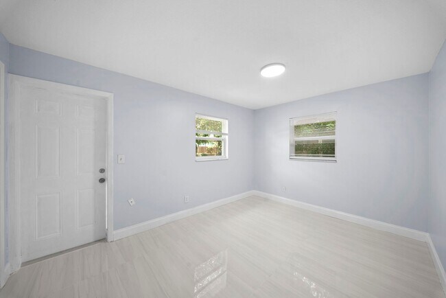 Building Photo - 5454-5456 8th Ave Fort Myers
