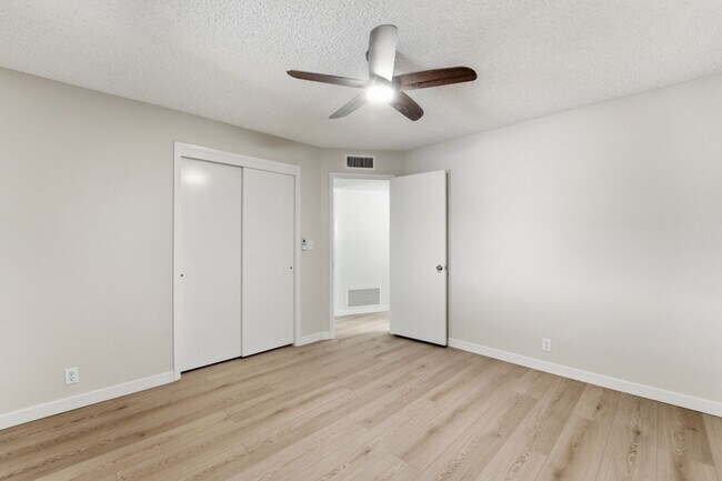 Building Photo - Spacious 3 Bed in Dreamland Villa | Corner Lot + Circular Drive