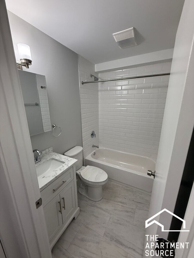 Building Photo - 744 W Gordon Terrace