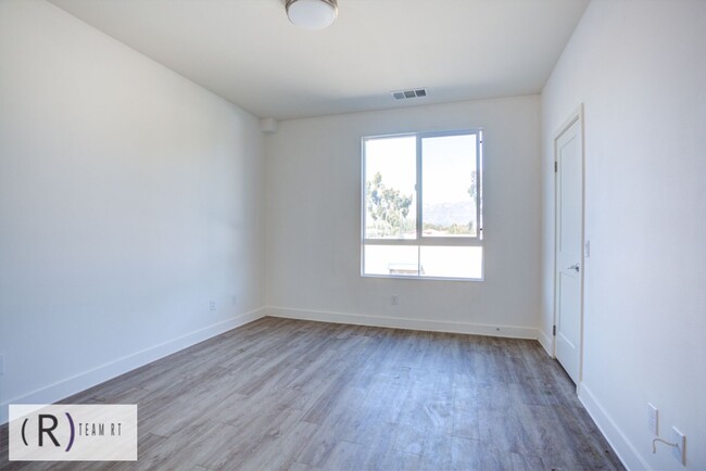 Building Photo - TRI-LEVEL TOWNHOME IN ELEMENTS OF ROSEMEAD!