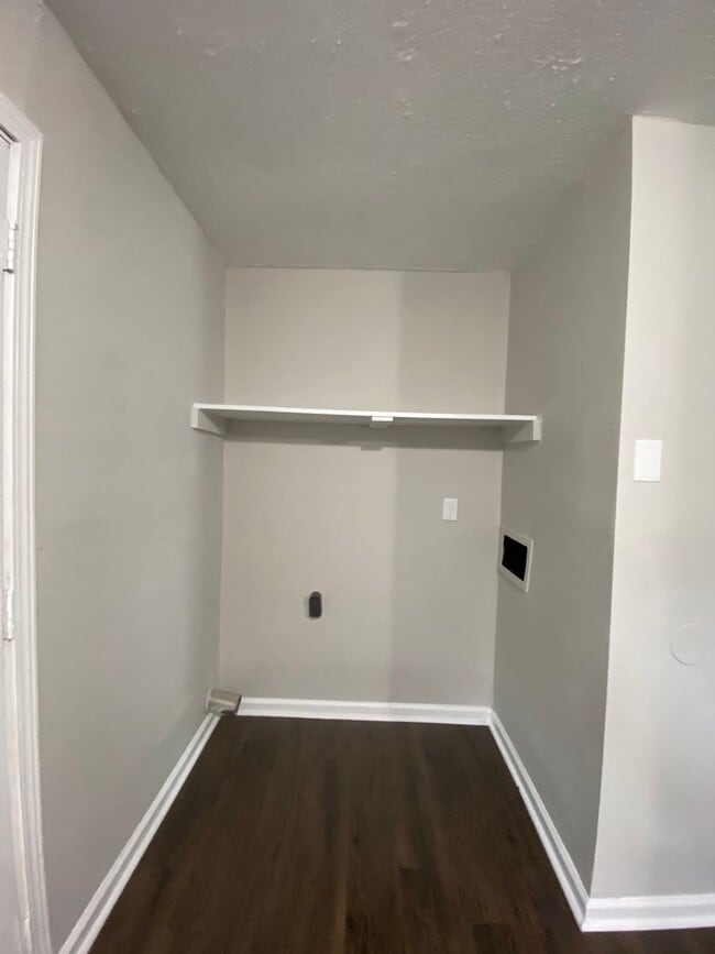 Building Photo - 2 Bedroom Home Minutes from Downtown!