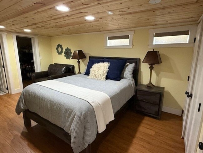 Building Photo - Live in the heart of Roslyn, walk to shops dining and trailheads!