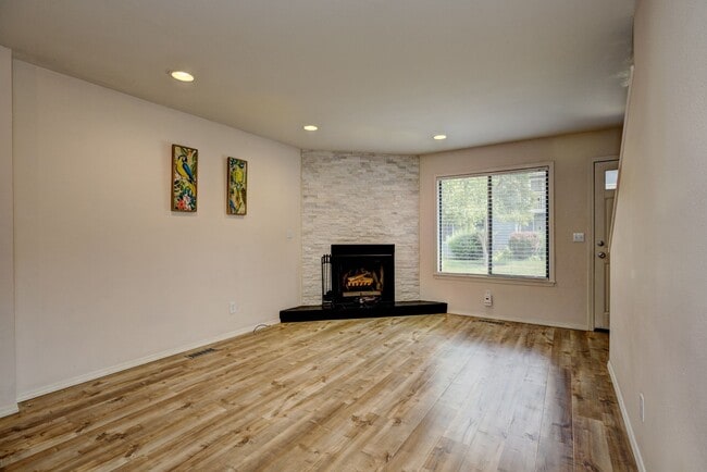 Building Photo - Central 2 bed 1.5 bath Townhouse