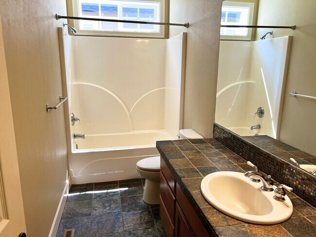 Building Photo - Century Drive Retreat Home - Minutes to Mt...