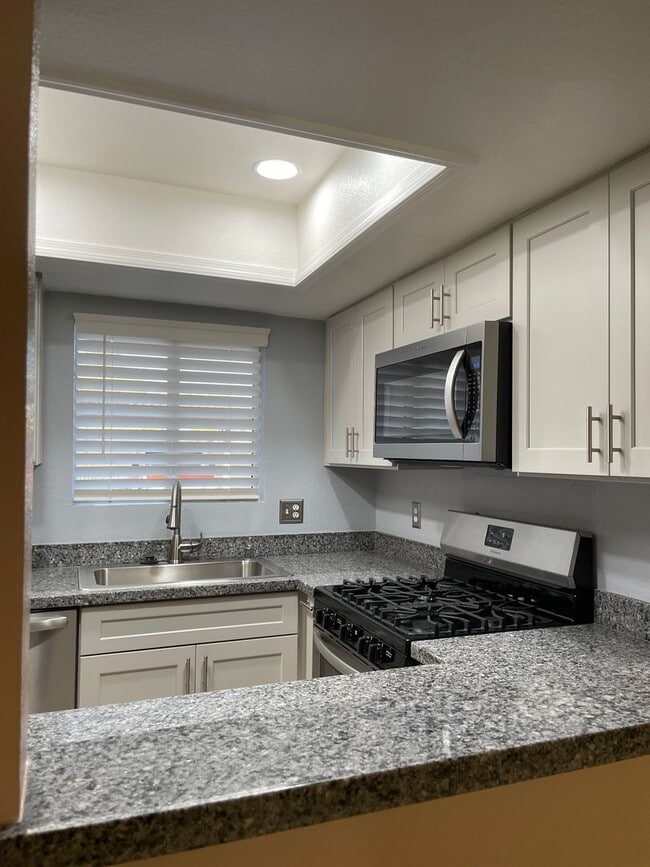 Building Photo - Gated First Floow Summerlin Condo - 2 Bedr...