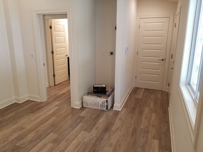 Building Photo - Lake Life All Year Round!