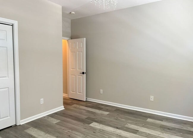 Building Photo - Available 7/9. Gorgeous, Fully Remodeled 3...