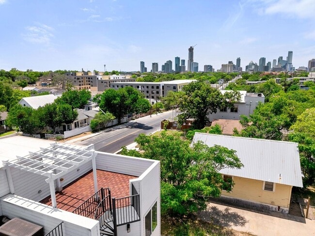 Building Photo - 2108 Rosewood Ave