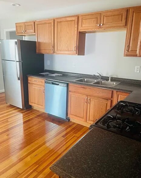 Building Photo - 10 Bradford St