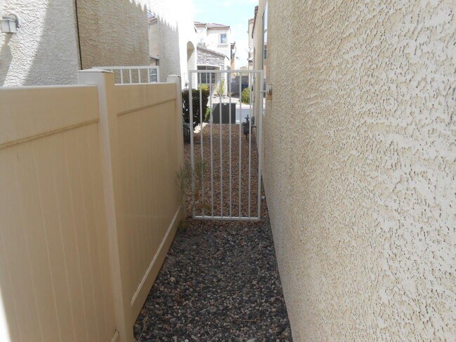 Building Photo - Spacious 2 Bedroom Home near Cactus and Ma...