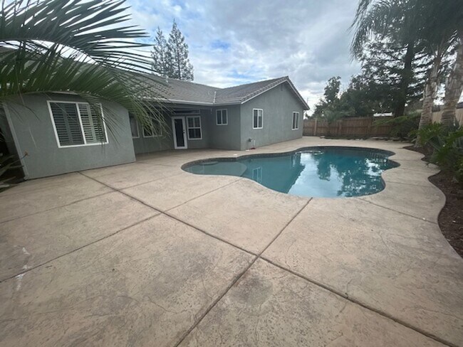 Building Photo - 4 Bedroom 2 Bathroom in SE Visalia with Po...