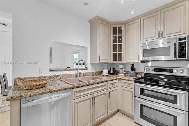 Building Photo - 3338 Taft St