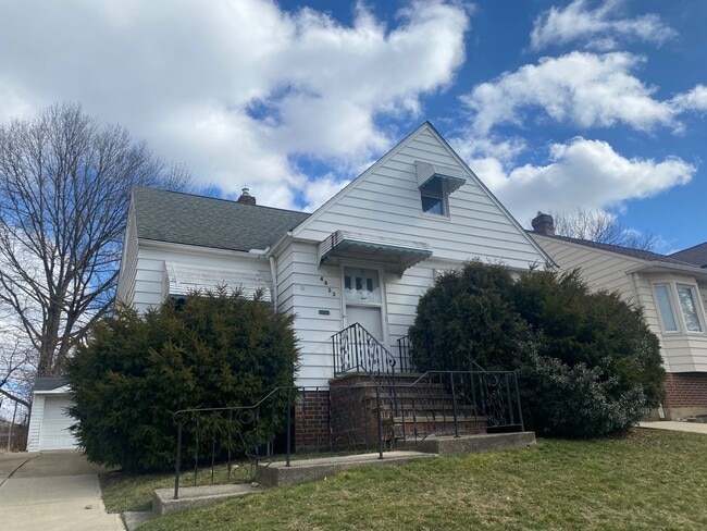 Building Photo - Charming 3-Bedroom Property in Prime Location