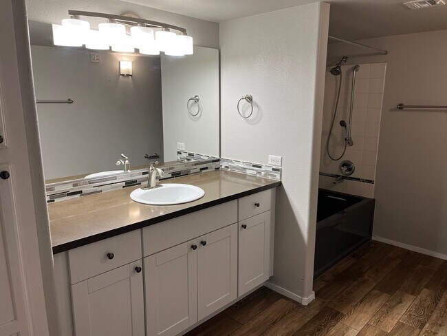 Building Photo - Stunning, fully-remodeled 1 bedroom at Tus...