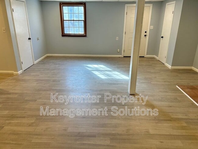 Building Photo - 17 White Oak Dr