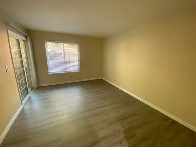 Building Photo - Amazing Condo Nestled in the Oakland Hills W/ Parking, Laundry & Patio!